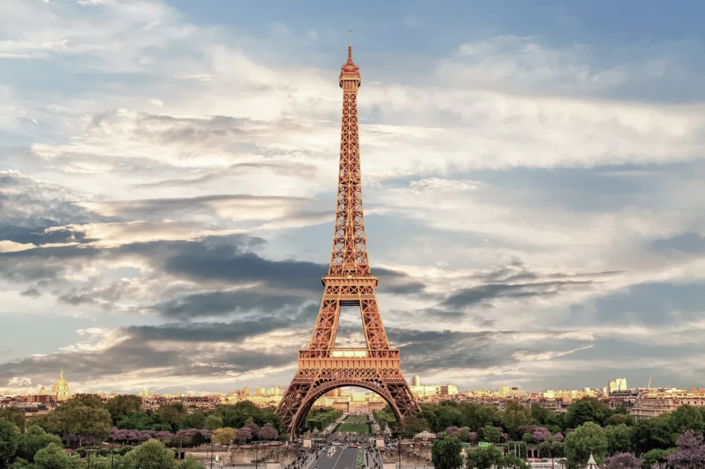 4-Day Paris Guide eiffel tower golden hour stock